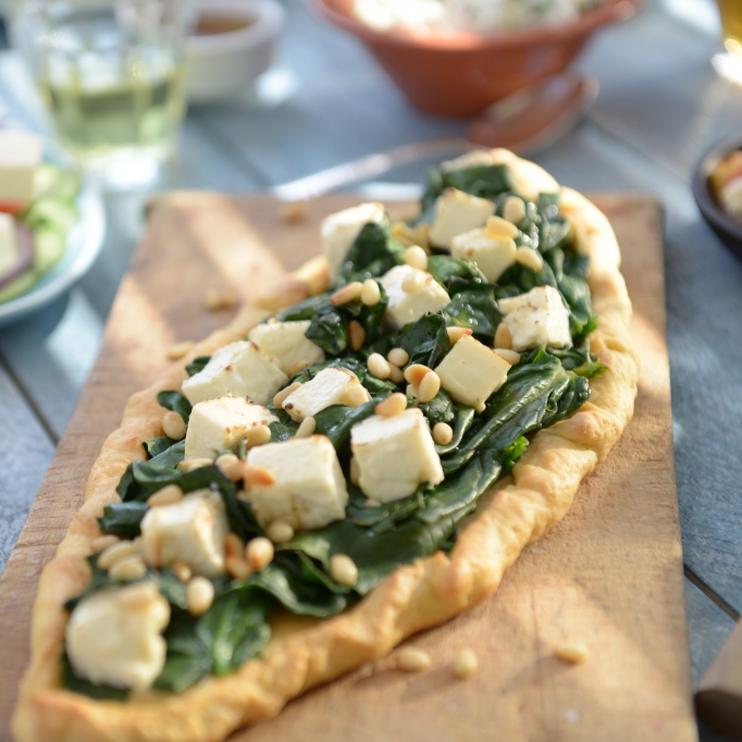 Griechische Pizza mit Patros und Blattspinat